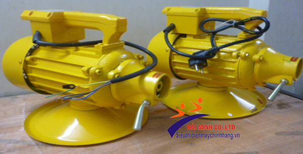 Vệ sinh máy đầm dùi bê tông chạy điện sạch sẽ